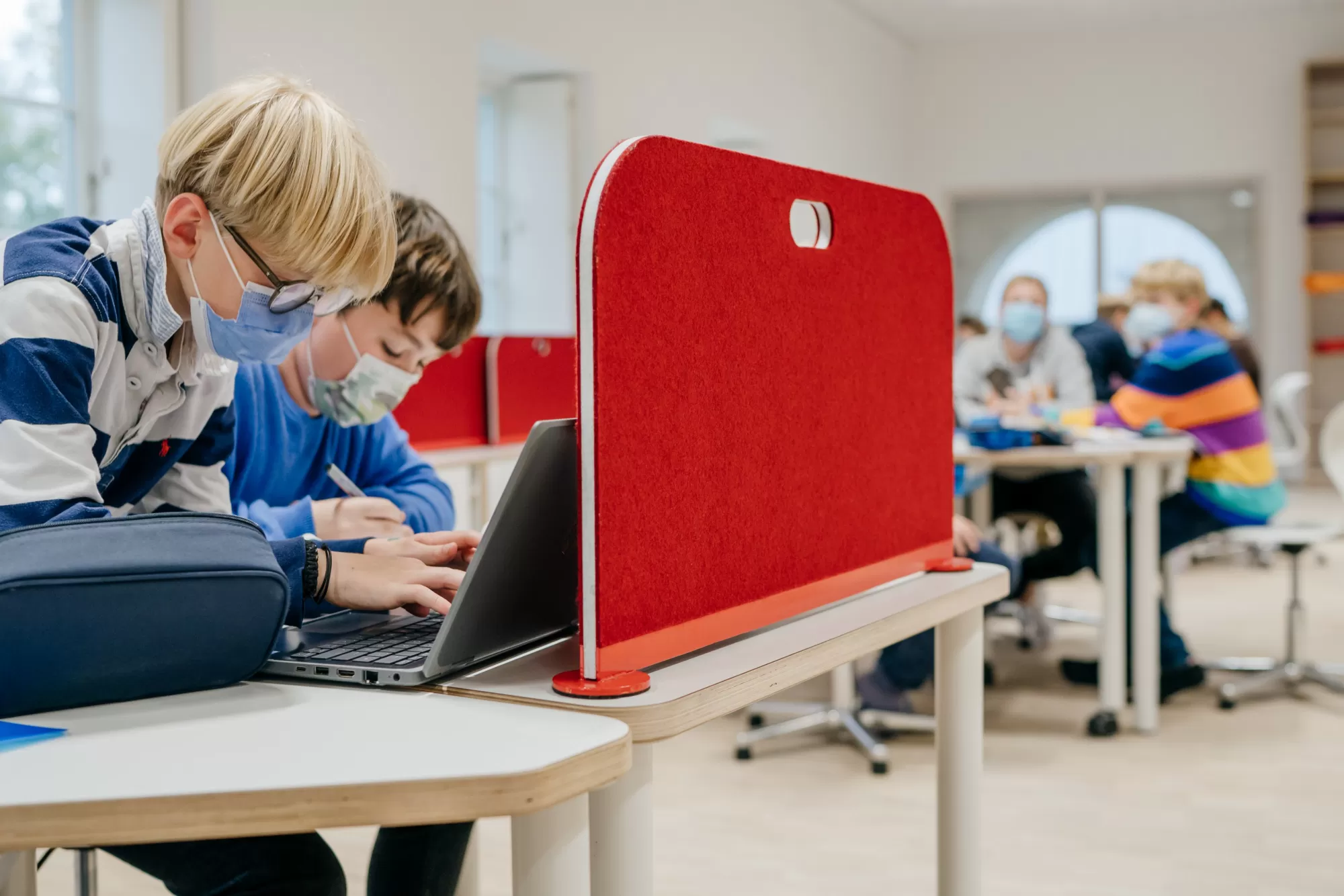 "FLEX Standabsorber" heißen die roten Standabsorber, mit denen die Schüler ihre direkte Lernumgebung gestalten. FLÖTOTTO - Stiftung Louisenlund - Internat, Ganztagsgymnasium, IB World School